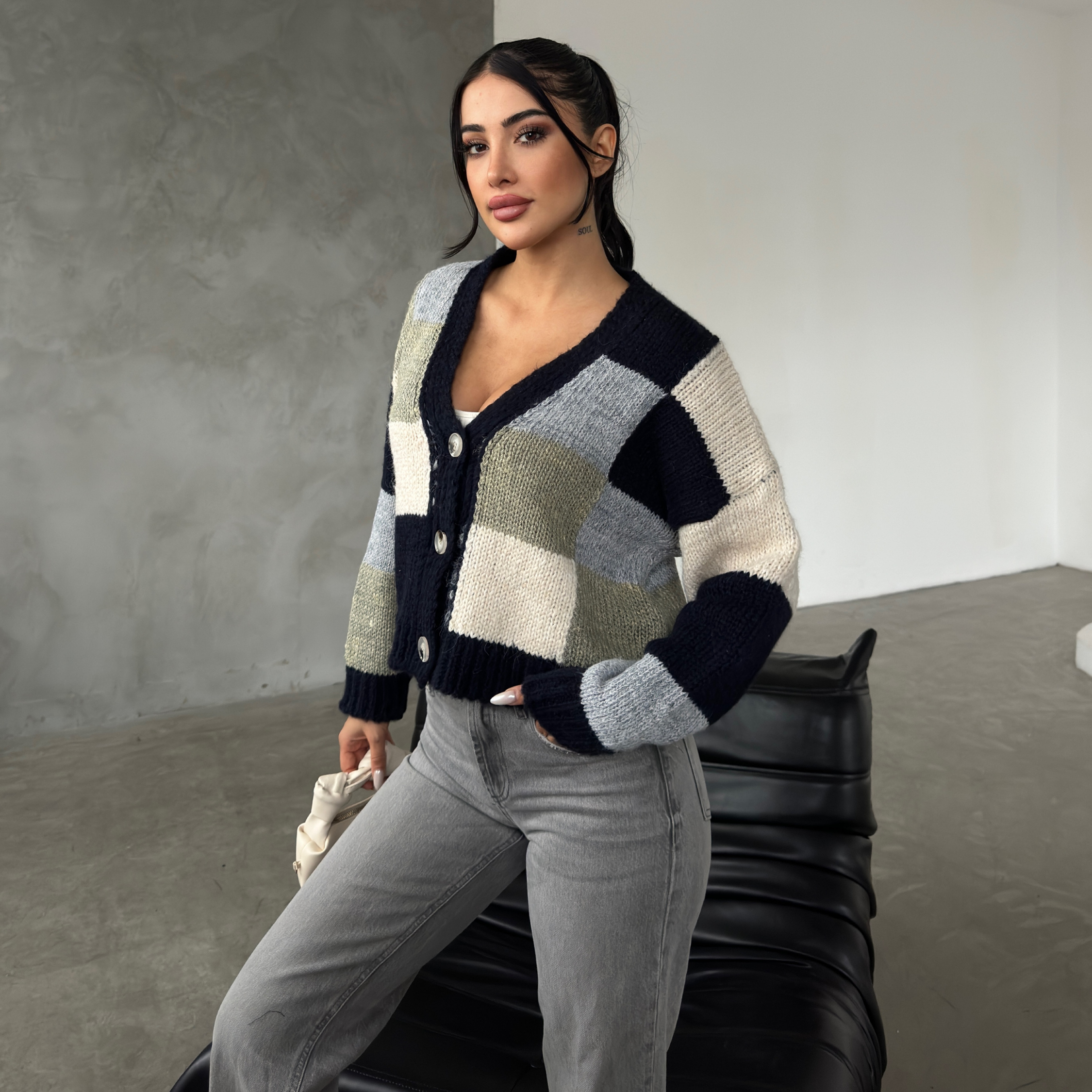 Плетена цветна жилетка