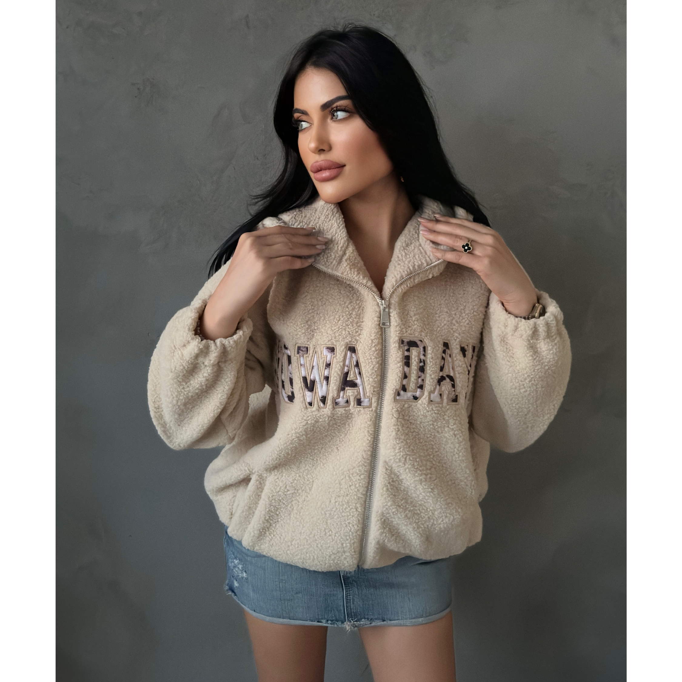 Плюшено яке с надпис