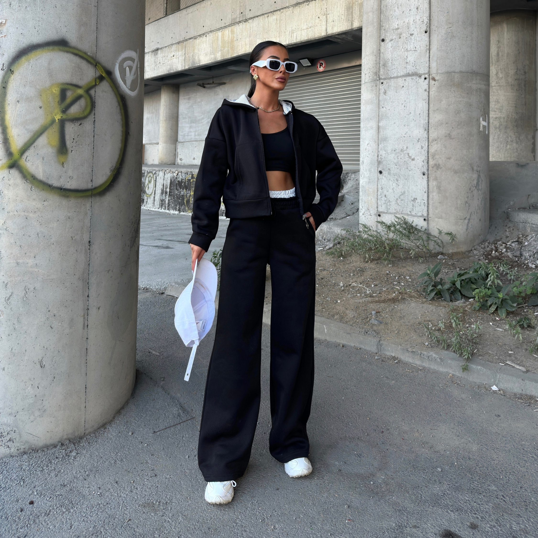 Спортен сет със свободен крачол