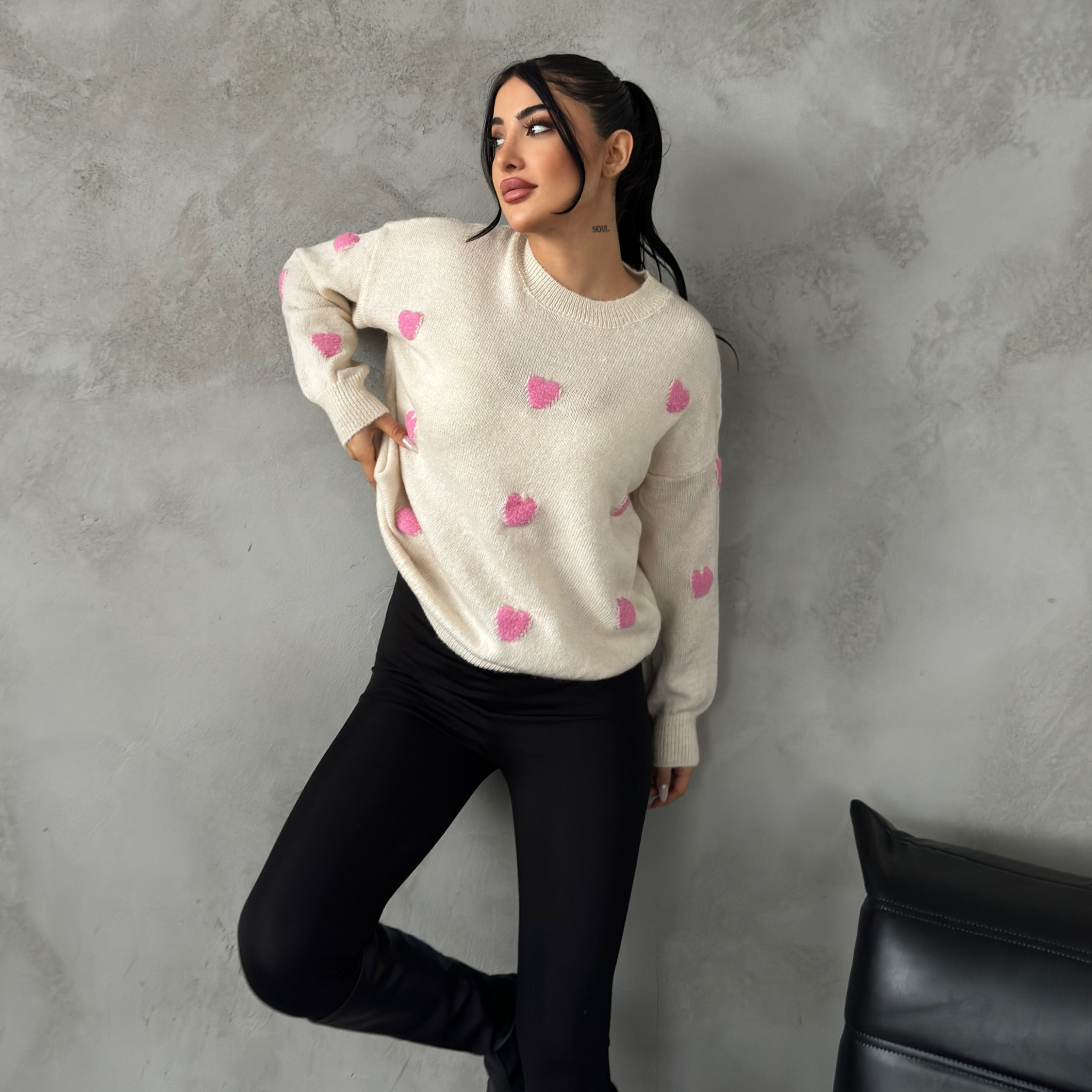 Плетен пуловер със сърца
