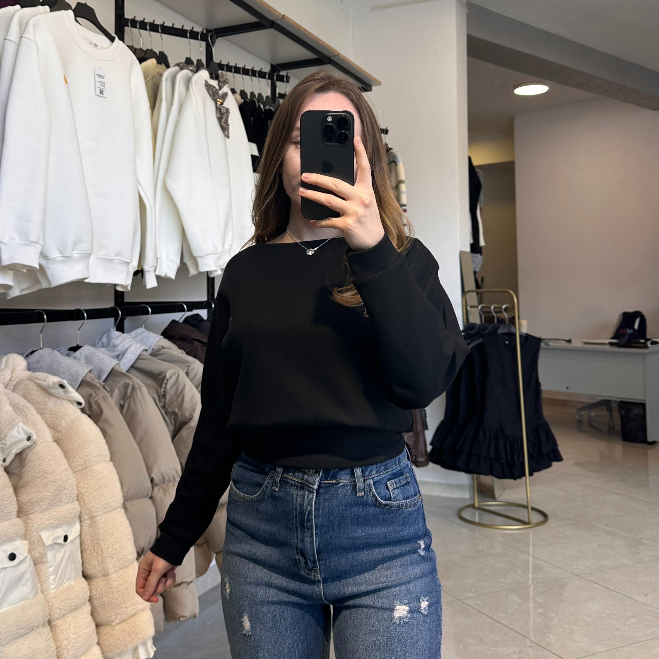 Асиметричен черен пуловер