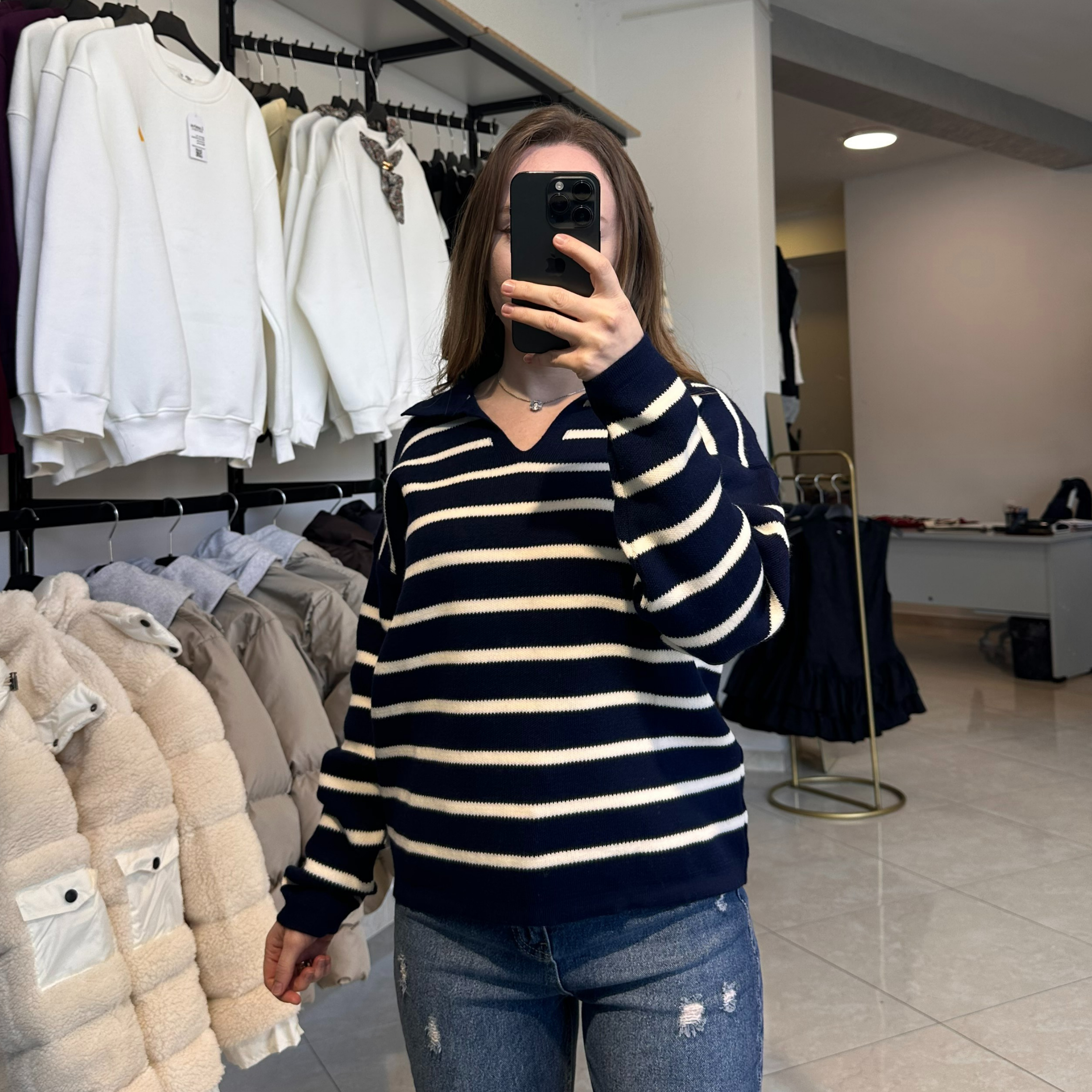 Тъмно син пуловер с принт