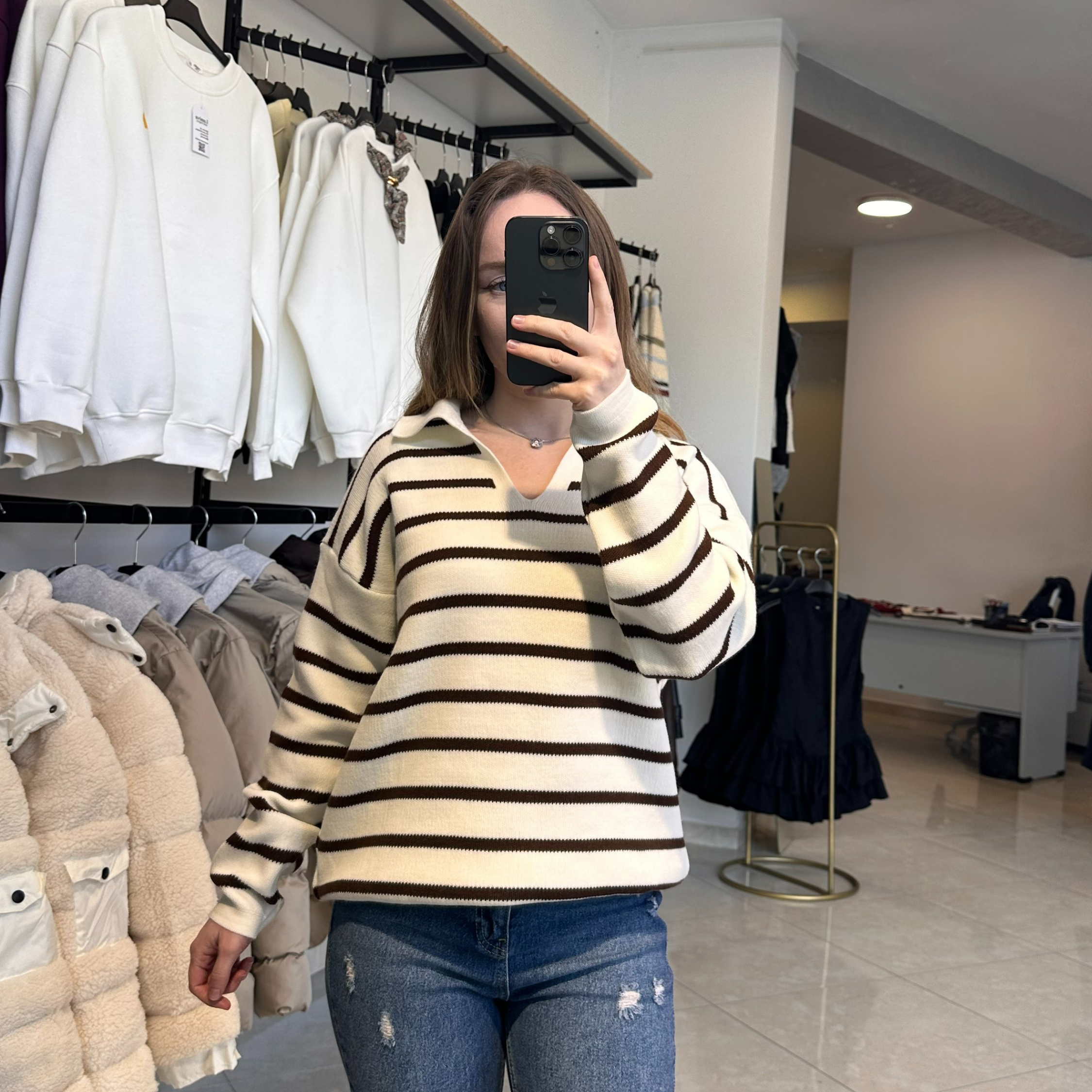 Бял пуловер с принт