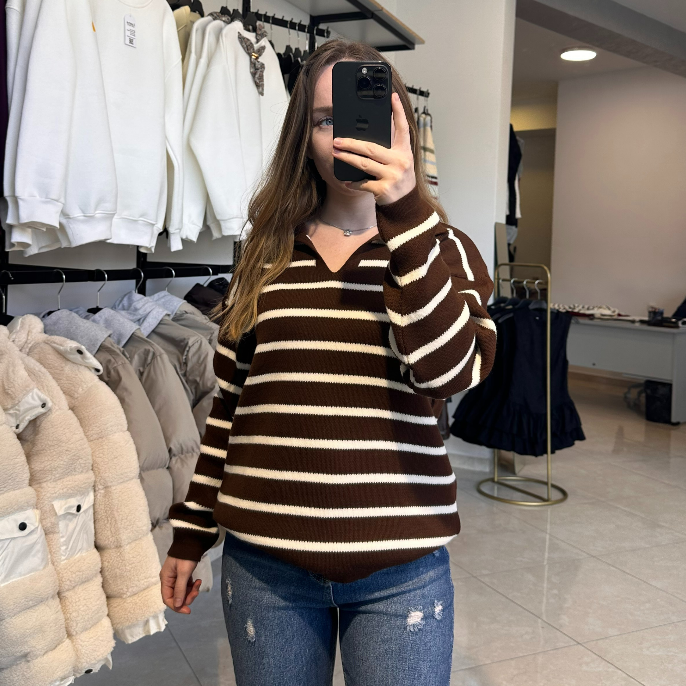 Кафяв пуловер с принт