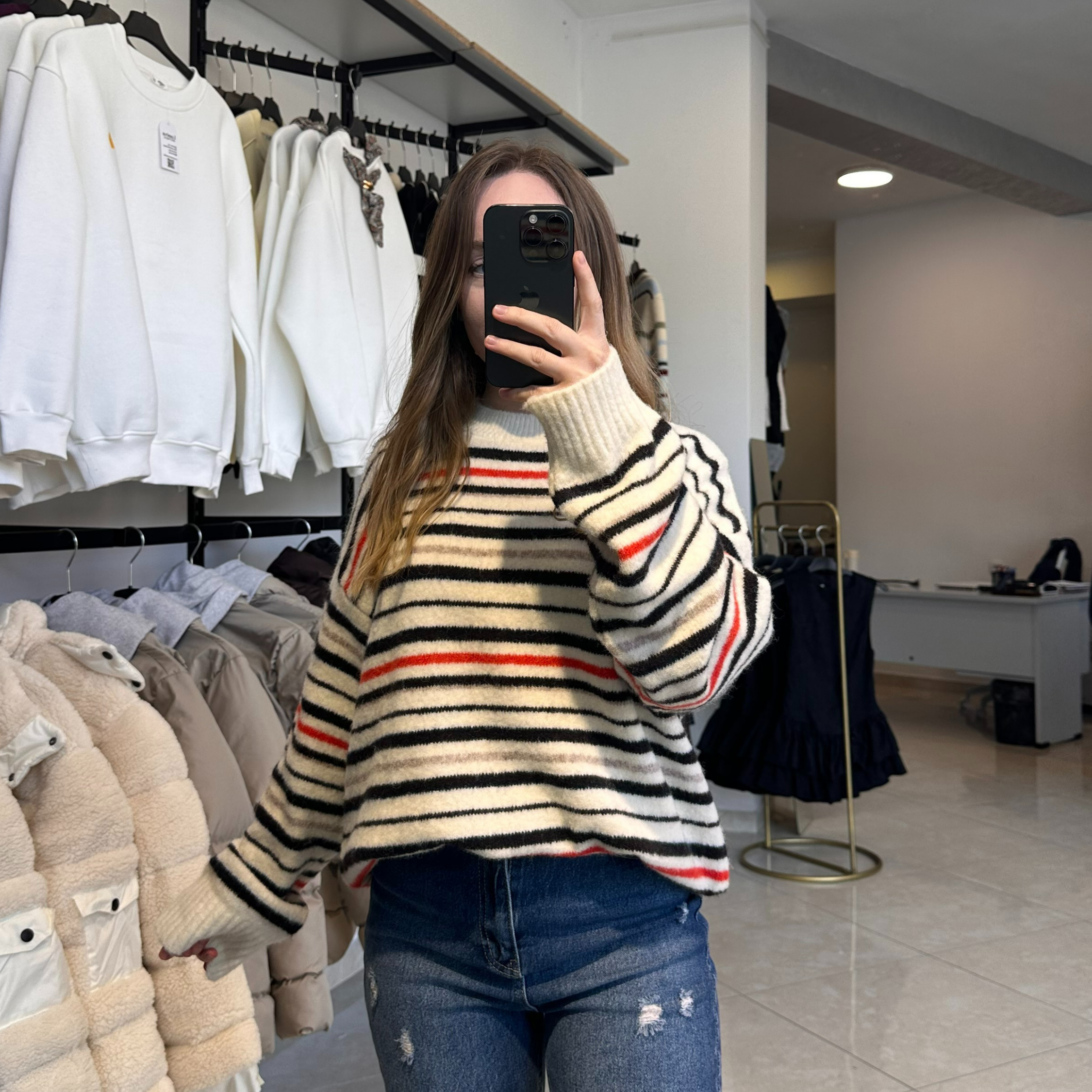 Пуловер с черен и червен принт