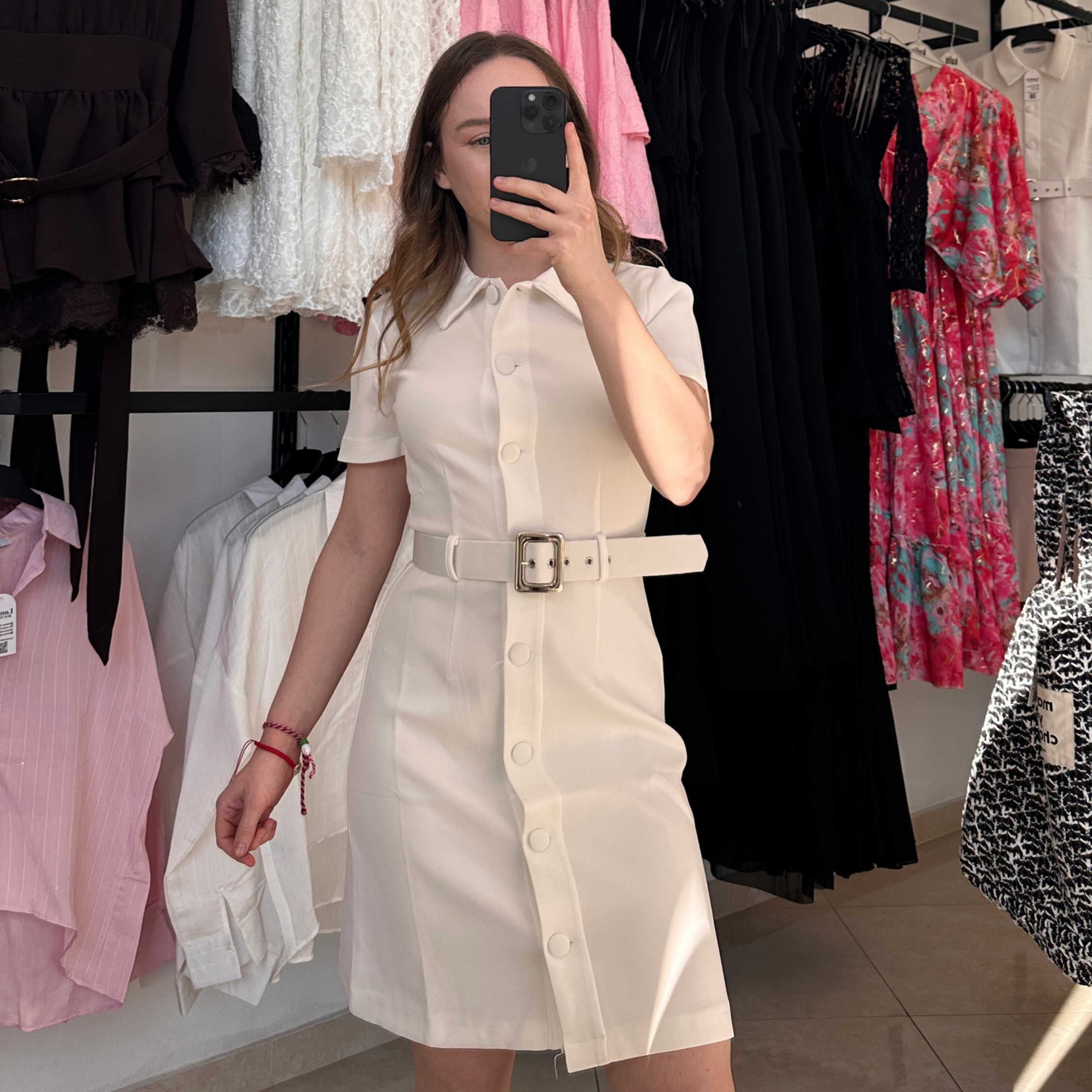 Бяла рокля с колан от плътна материя