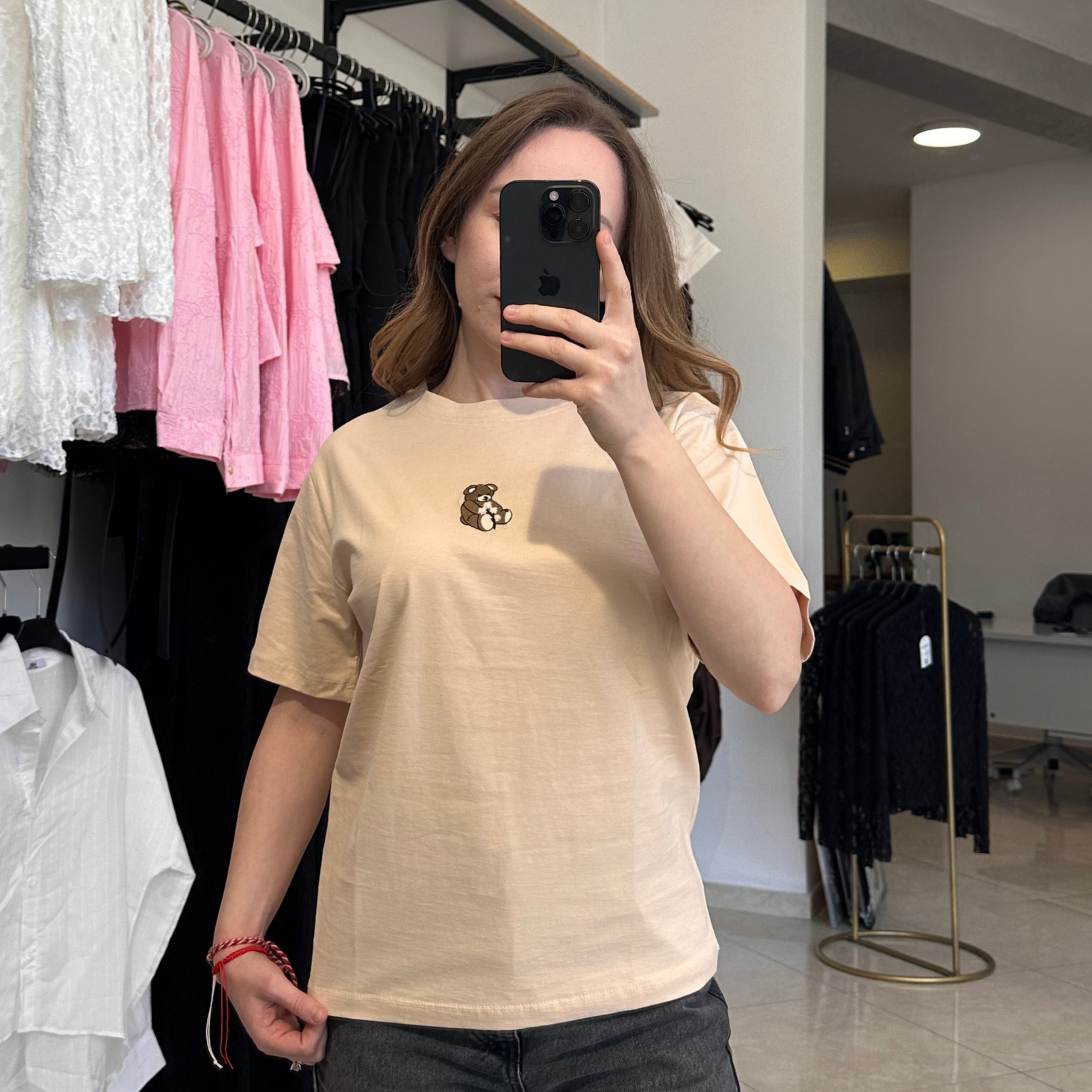 Кремава тениска с бродирано мече