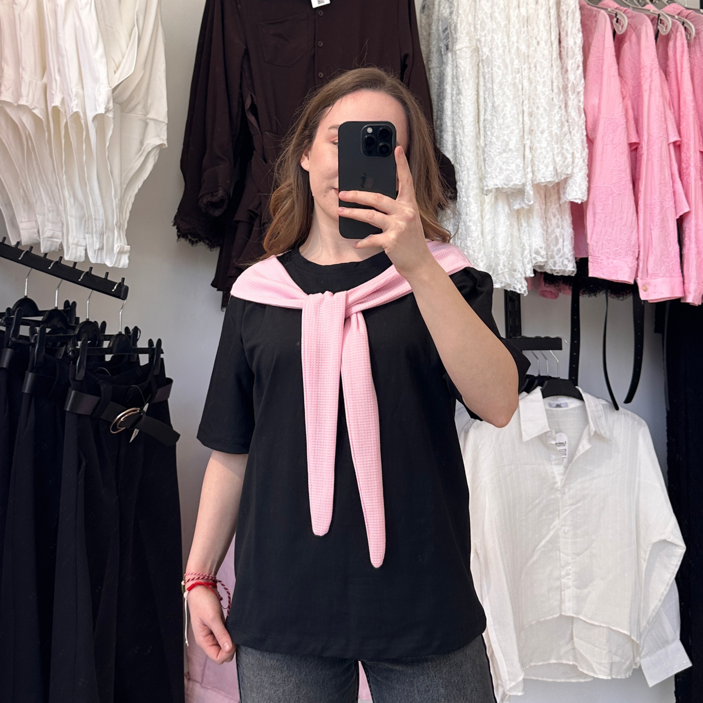 Черна тениска с розов детайл