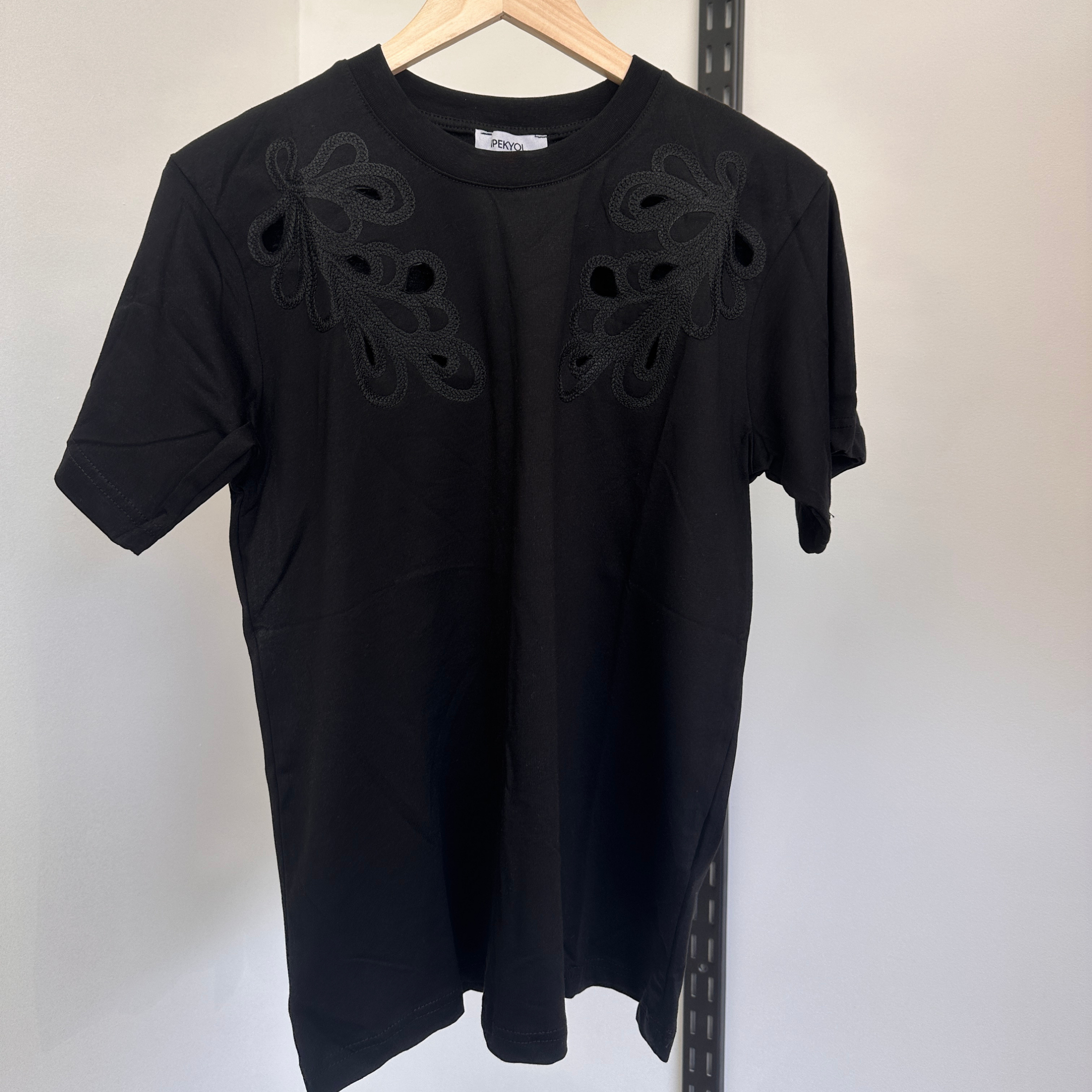 Черна тениска с детайли по раменете