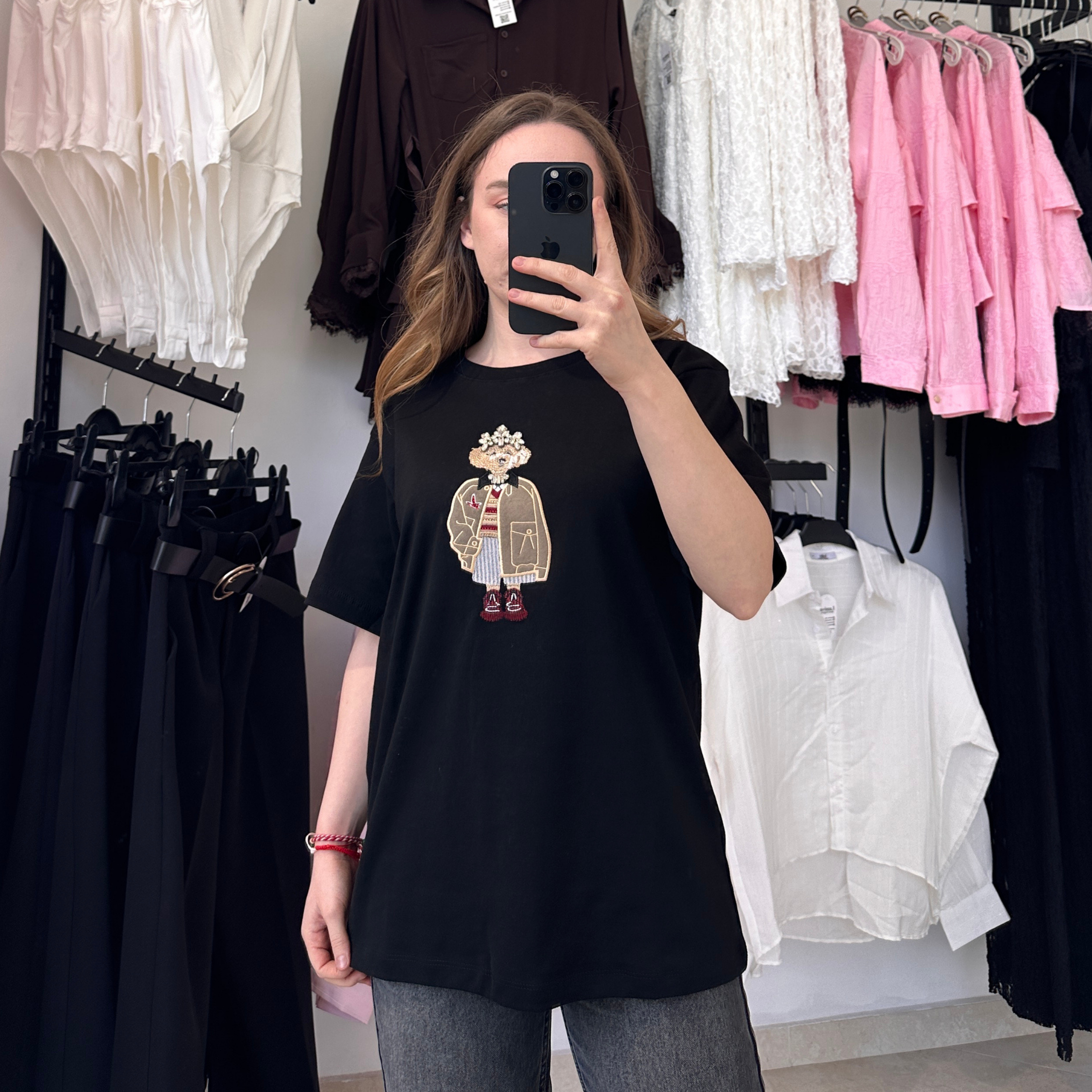 Черна тениска с мече и камъчета