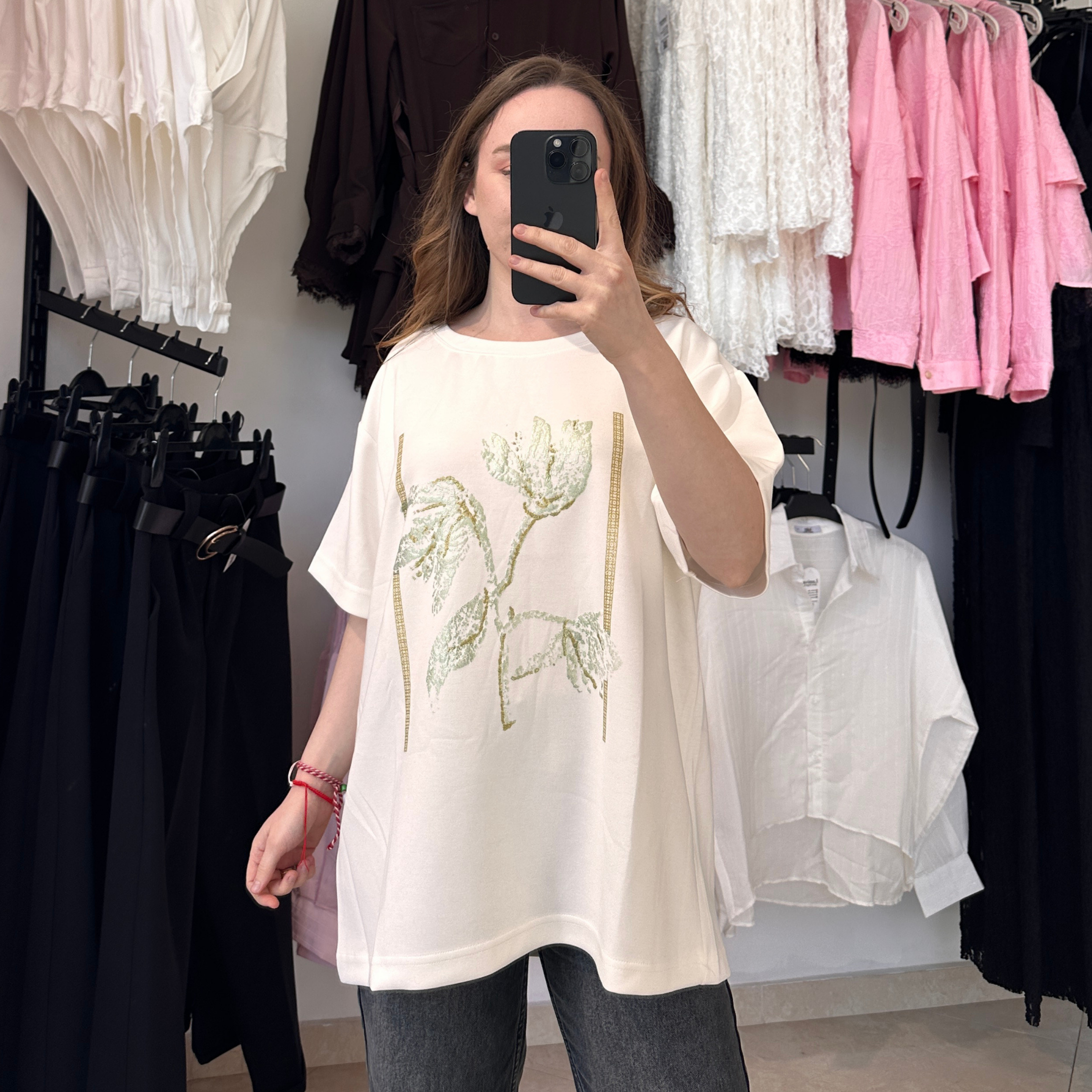 Бяла тениска с цветен принт