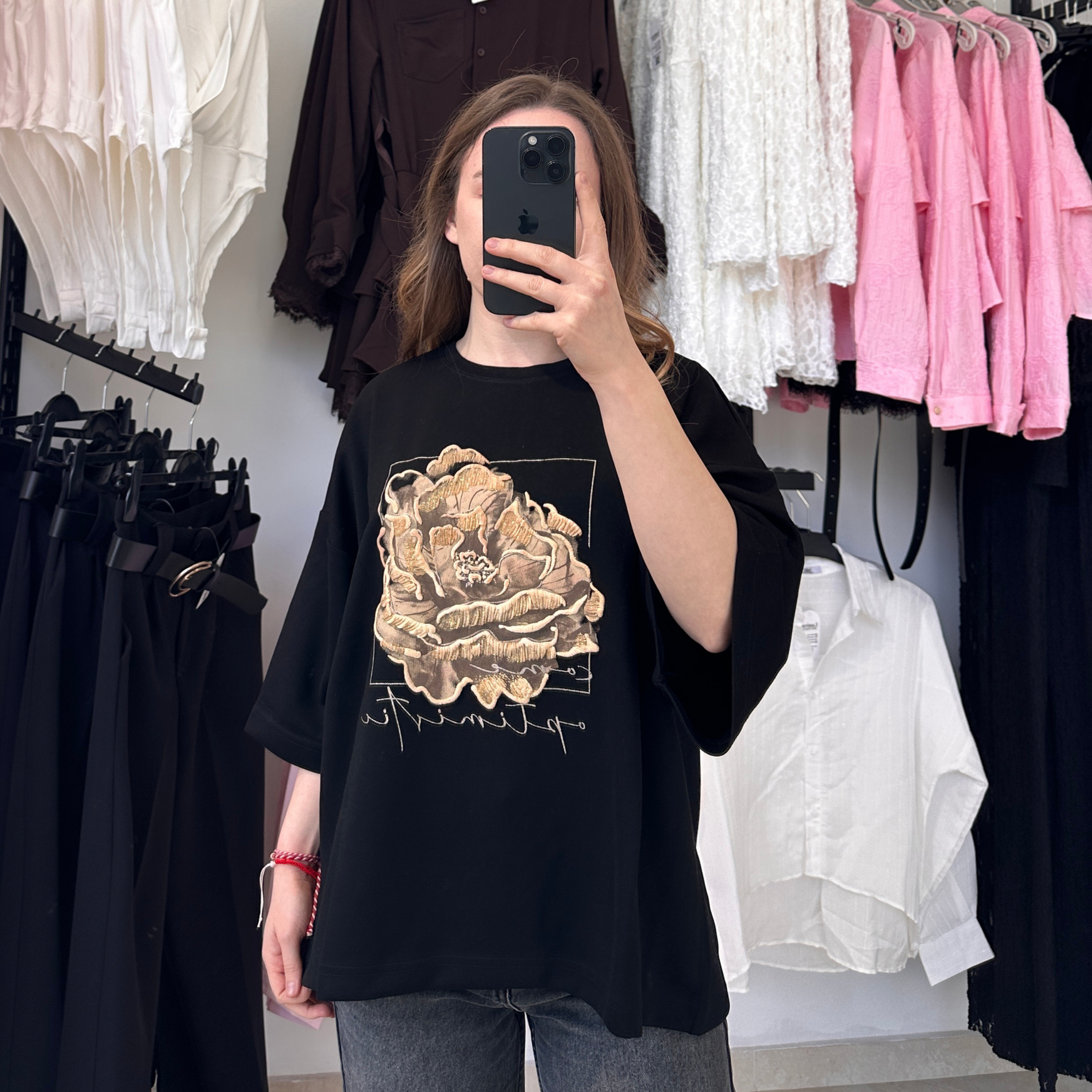 Черна тениска с цветен принт