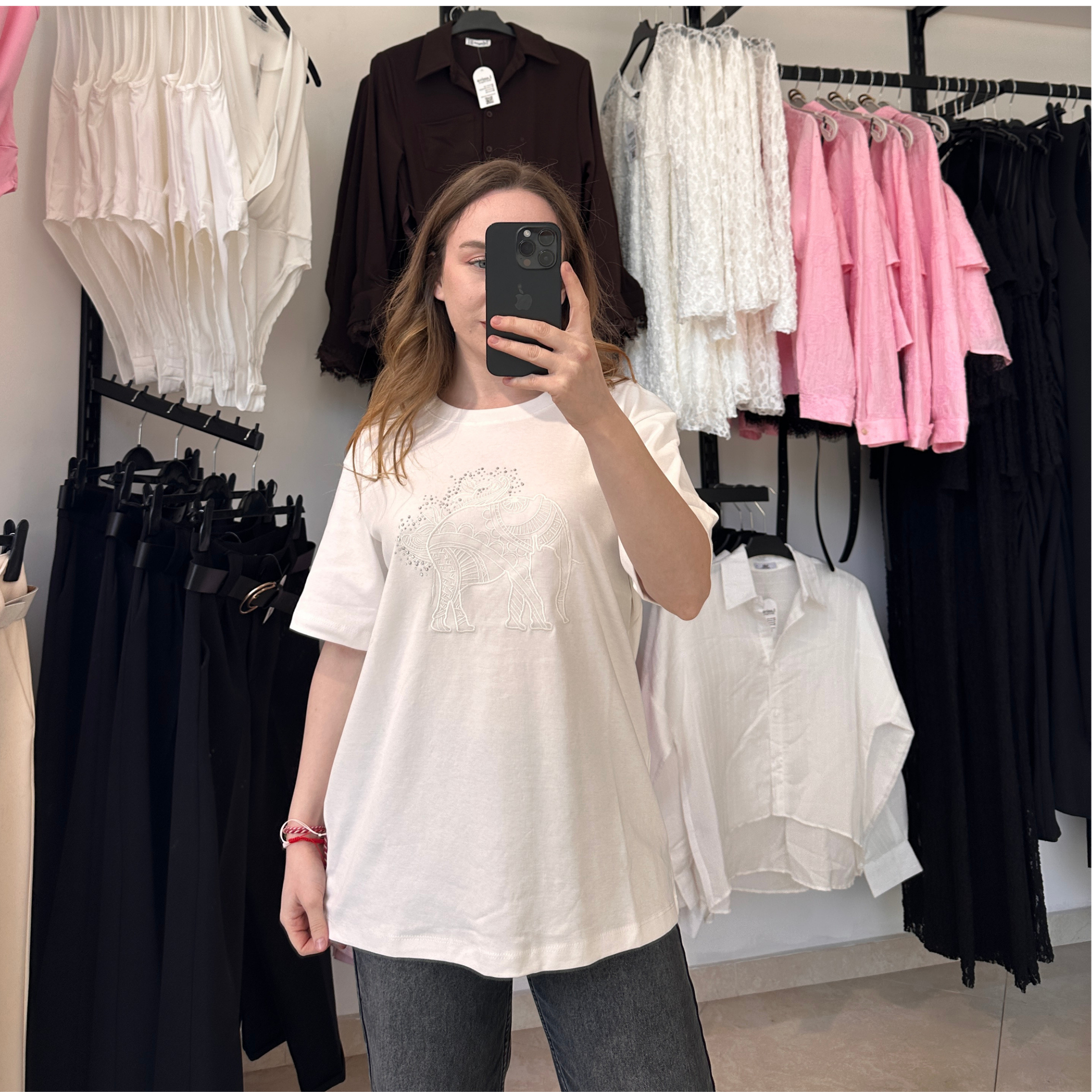 Бяла тениска със слонче и камъчета