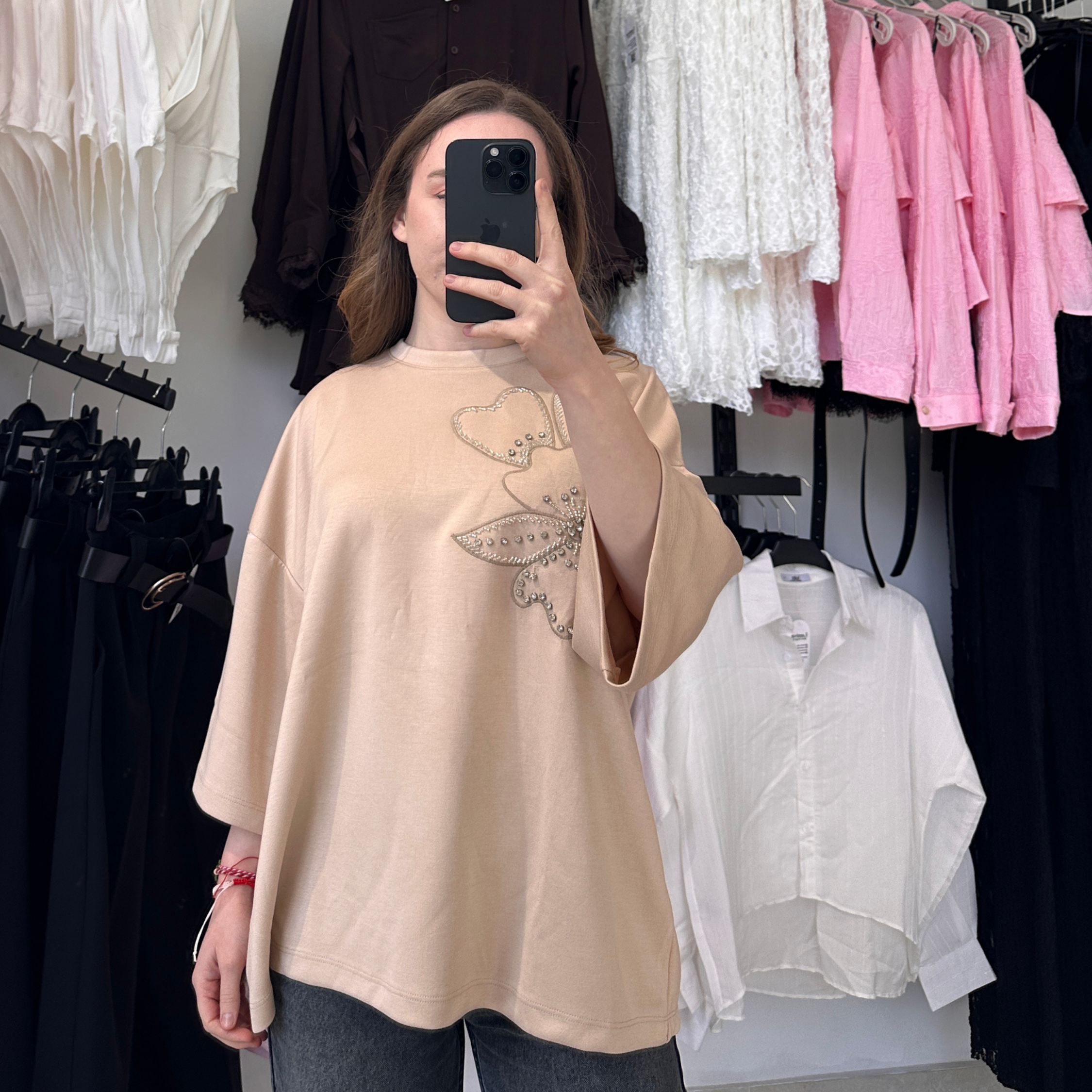 Кремава тениска с детайли по раменете