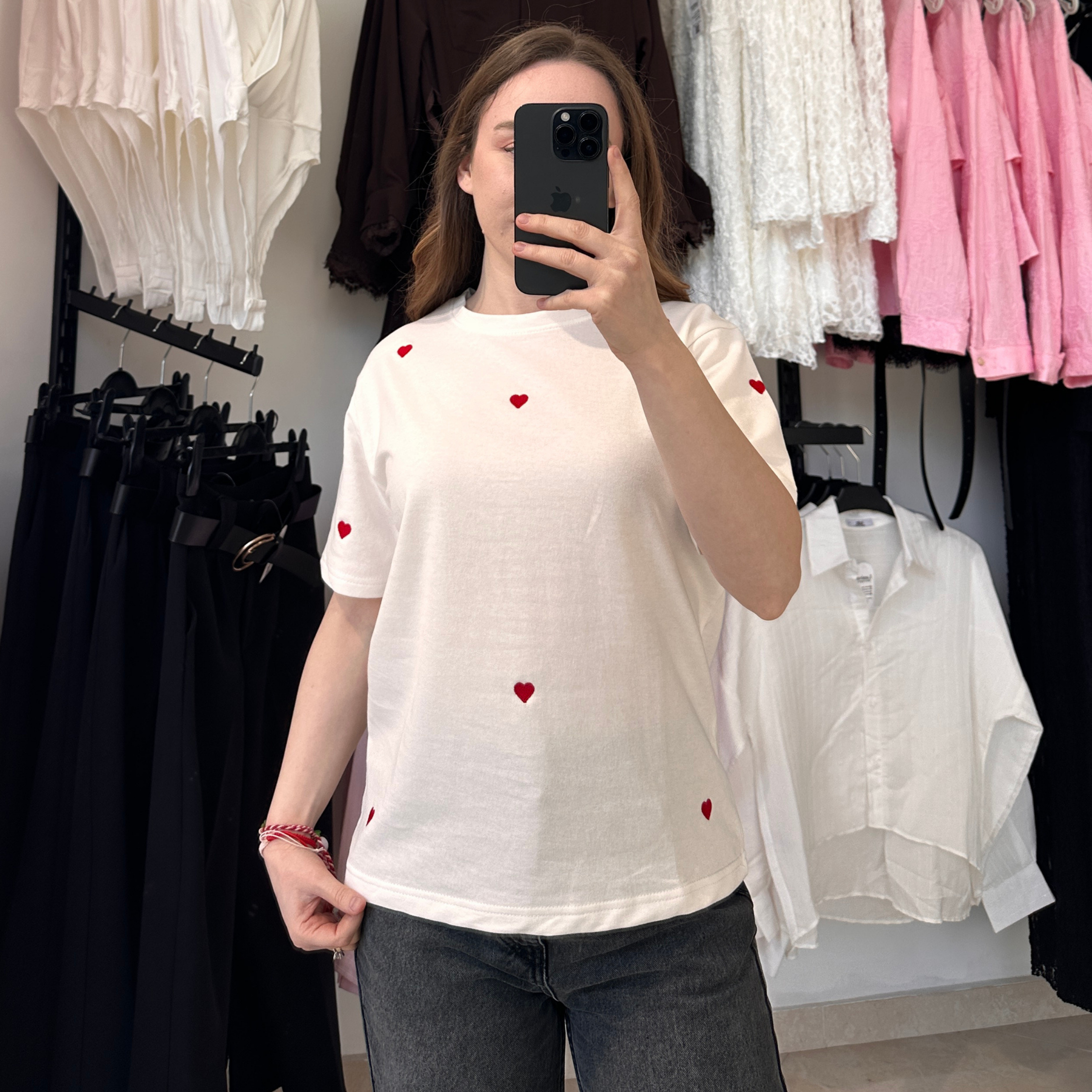 Бяла тениска на сърца