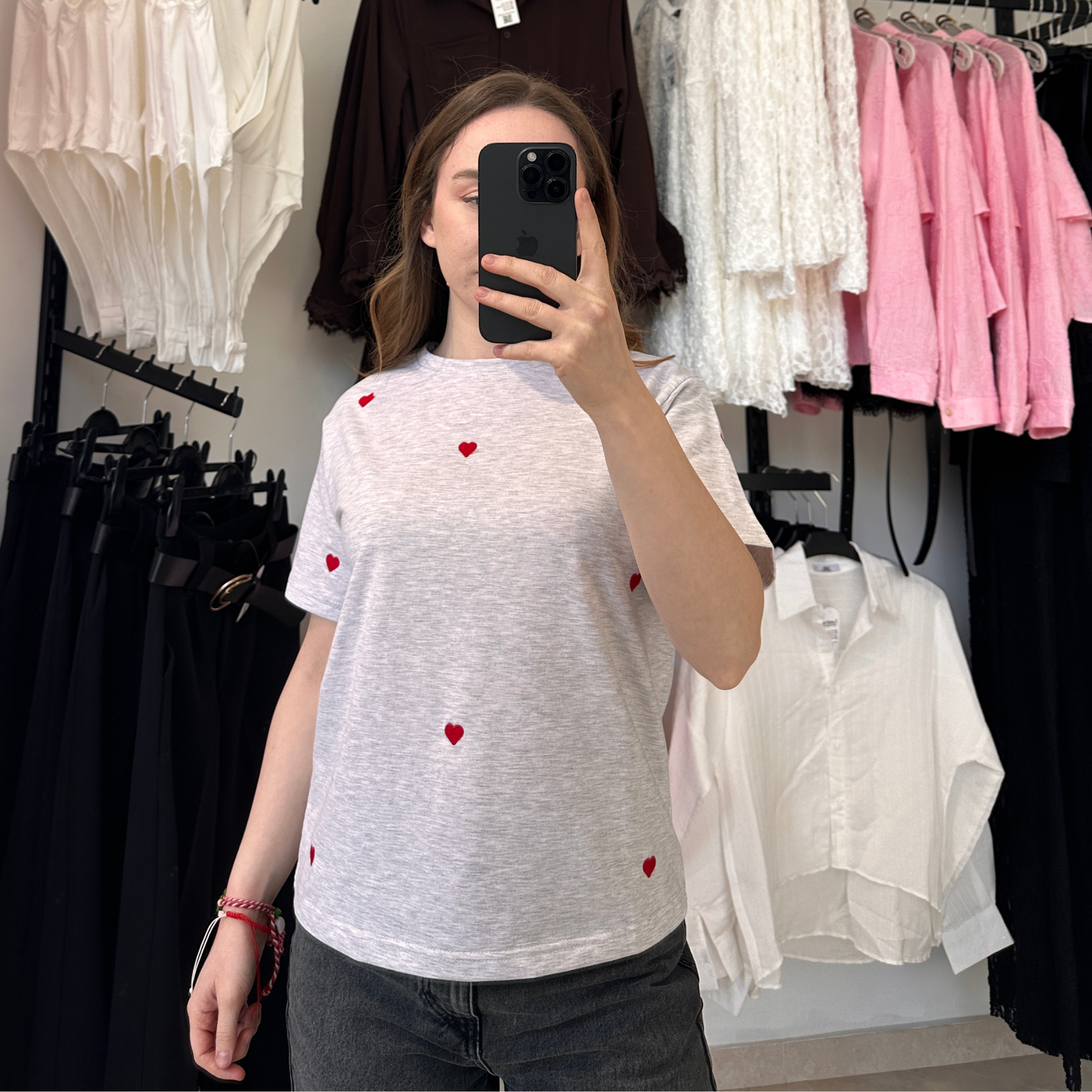 Сива тениска на сърца