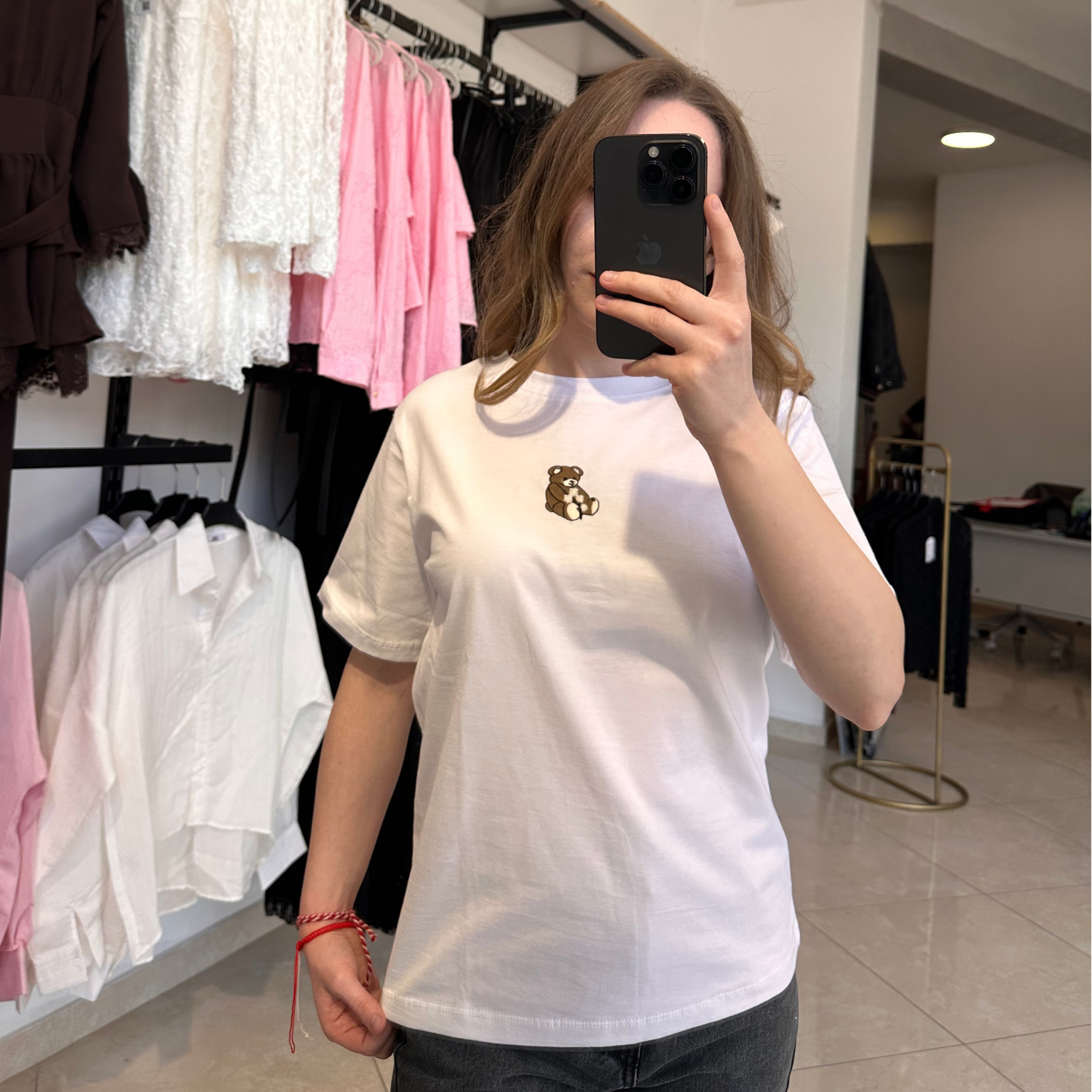 Бяла тениска с бродирано мече