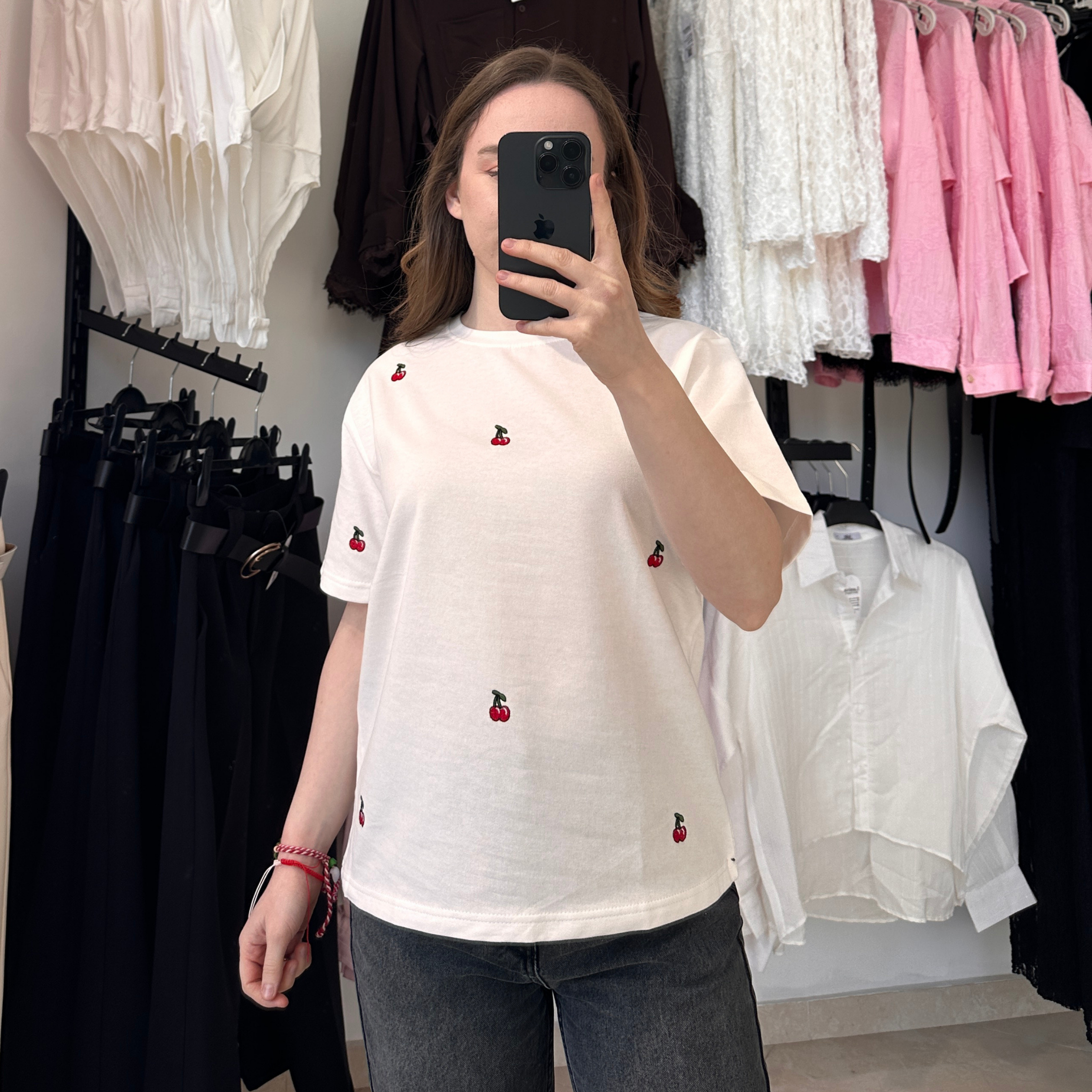 Бяла тениска с черешки