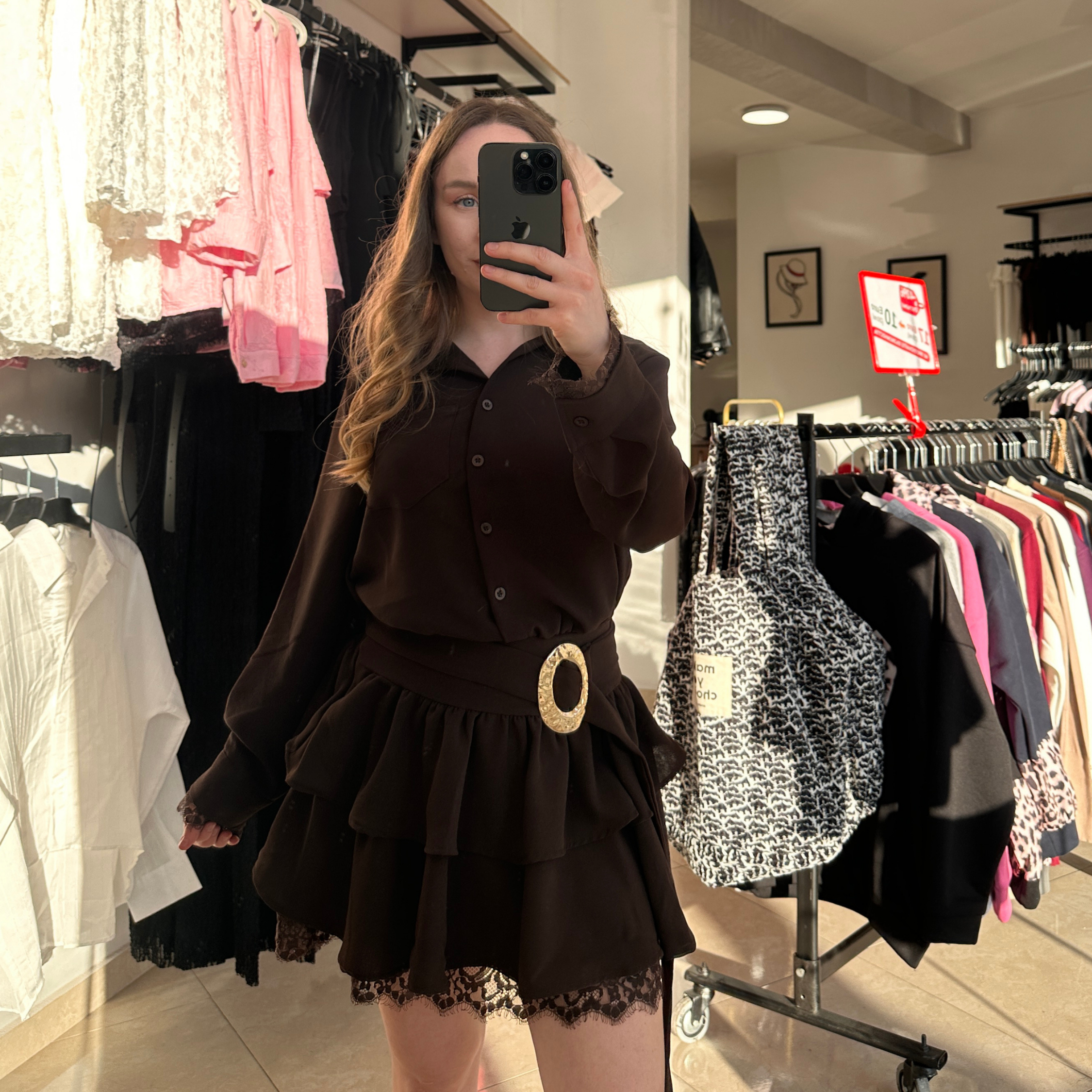 Кафява рокля с дантелени елементи