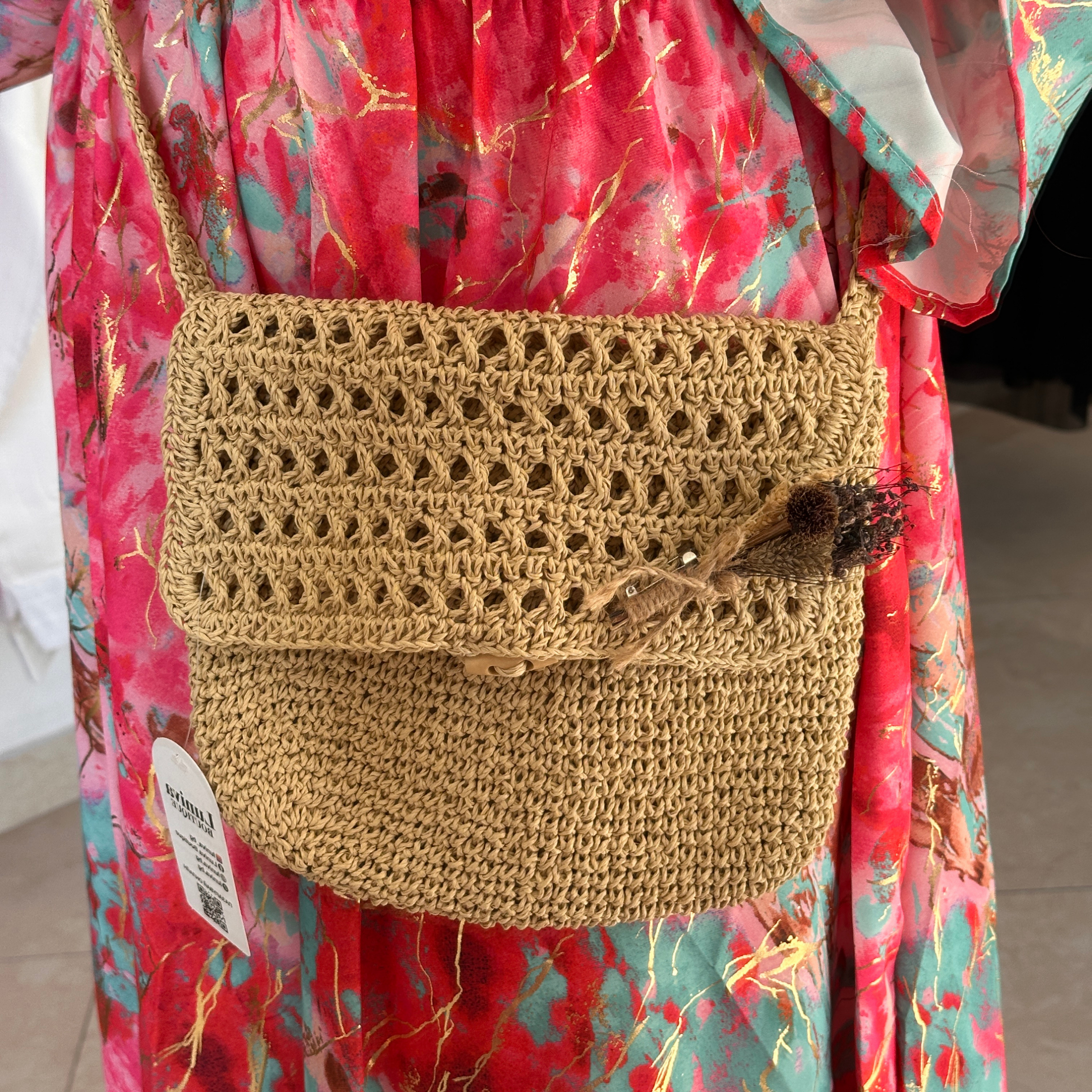 Малка ръчно плетена чанта с цветя